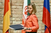 الموقعون على الاتفاق النووي يؤيدون استمرار تصدير نفط إيران