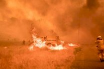 أوامر إجلاء إثر اندلاع حرائق غابات في شمال كاليفورنيا