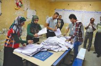 بدء عملية مثيرة للجدل لعد أصوات الناخبين العراقيين يدويا