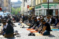 وزير جزائري يدافع عن إمام متهم بمعاداة السامية في فرنسا