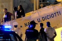 نزول جميع المهاجرين من على متن سفينتين عسكريتين في ايطاليا