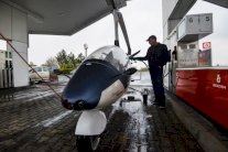 سيارة طائرة شبيهة بمركبة جيمس بوند