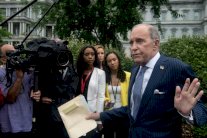 مستشار لترمب: بكين تعيق التوصل لحل للخلاف التجاري