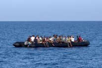 ايطاليا تفرض شروطا لتوافق على استقبال مهاجرين انقذوا في البحر