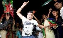 نتائج جزئية للانتخابات في باكستان تؤكد فوز عمران خان