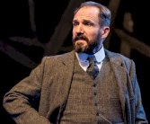 النجم السينمائي البريطاني رالف فينيس يلعب دور