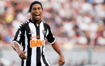 رونالدينيو يشيد بجماهير سان جيرمان ويثني على إبرا وموتا ومورا