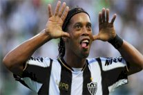 رونالدينيو: مشكلة رونالدو تمثلت في ظهوره كروياً في نفس حقبة ميسي