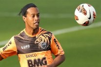 البرازيلي رونالدينيو يتوج ملكاً لأمريكا الجنوبية لعام 2013