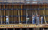 الأجانب العاملون في مشاريع مونديال قطر يتعرضون للاستغلال 