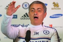 مورينيو يوقف مؤتمراً صحفياً لمصافحة إعلامي تعافى من السرطان