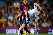 رئيس أتلتيكو يطالب برشلونة بهزيمة الريال في الكلاسيكو