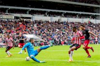 إيندهوفن يستعيد صدارة الدوري الهولندي