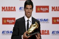 سواريز يتسلم 