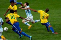 البرازيلي ميراندا بات كابوساً مزعجاً للنجم الأرجنتيني ميسي