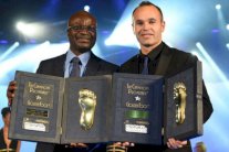 إنييستا يهزم كريستيانو رونالدو ويتوج بجائزة 