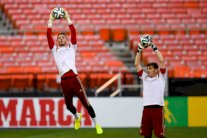 الجماهير الإسبانية تفضل البدء بدي خيا بدلاً من المخضرم كاسياس