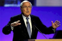 بلاتر يدعو إلى إنهاء العمل بقاعدة التسجيل أكثر خارج الارض