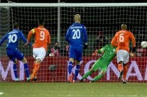 ايسلندا تذل هولندا وتتشبث بالصدارة وإيطاليا تهزم مالطا