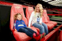 مانشستر يونايتد ينقذ طفلته الباكية من زي مدرستها الأزرق