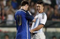 مشجع اقتحم ملعب المباراة... ليحظى بتوقيع خاص من ميسي!