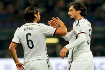 أرسنال واليونايتد يتصارعان على الألمانيين هاملز وخضيرة