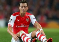 أرسنال يتعرض لضربة موجعة بإصابة أوزيل وغيابه لستة أسابيع
