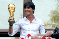 لوف يكرم بإطلاق أسمه على ملعب في مسقط رأسه