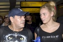 مارادونا يعتدي على صديقته الشقراء وهو مخمور