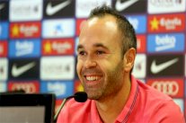 نجم برشلونة إنييستا يلخص مباراة الكلاسيكو في 