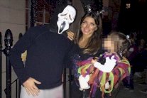 فابريغاس يثير الرعب في قلب طفلته احتفالاً بعيد هالووين