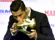 رونالدو يتسلم الحذاء الذهبي الأوروبي و يجدد وفائه لريال مدريد