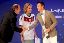 أوزيل يفوز بجائزة لوريوس الخيرية بعد تبرعه بمكافأته المونديالية