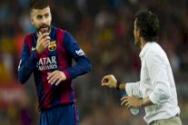 غياب بيكيه عن تشكيلة برشلونة يثير تساؤلات حول علاقته بإنريكي