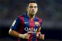 تشافي يؤكد تأقلمه مع دوره الجديد في برشلونة ويدافع عن إنريكي وبيكيه