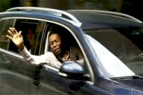 بيليه يغادر المستشفى بعد إجراءه لعملية سحب حصوات من كليتيه