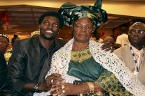 أديبايور ينفي طرد والدته بعد استعانتها بالسحر لإفساد مسيرته