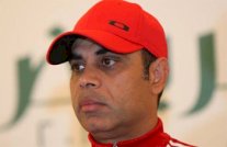 مهدي علي يرفع شعار