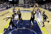 ممفيس يحسم القمة مع روكتس وخسارة مفاجئة لكليفلاند