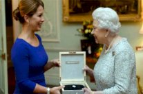 الأميرة هيا تكرّم الملكة إليزابيث الثانية لإنجازاتها في الفروسية