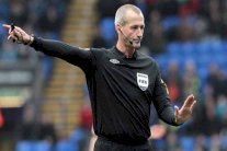 اليويفا يعين الإنكليزي أتكينسون لإدارة قمة برشلونة وسان جيرمان