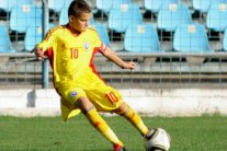 كبار الأندية الإيطالية تطارد نجل أسطورة كرة القدم الرومانية