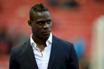 بسبب العنصرية.. بالوتيلي كان يطلي جلده باللون الوردي كي يخفي بشرته السوداء