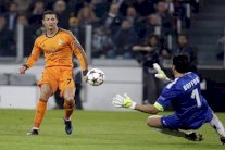 بوفون يتجاهل نوير وميسي ويرشح رونالدو للكرة الذهبية