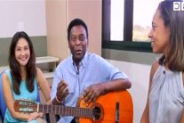 الأسطورة بيليه يحتفل بخروجه من العناية المركزة بالعزف على الغيتار