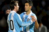 أغويرو يفتح باب التكهنات بمحاولته لإقناع ميسي بالانضمام إلى السيتي