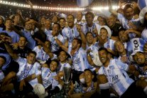 ميليتو يقود راسينغ كلوب إلى لقب الدوري الأرجنتيني