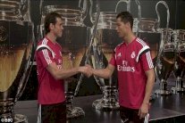 غاريث بيل يسلم رونالدو جائزة 