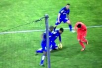 سبورت:الحكم تغاضى عن جزائيتين لبرشلونة في دقيقة واحدة