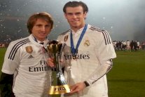 غاريث بيل يحتفل مع زميله مودريتش بكأس العالم للأندية